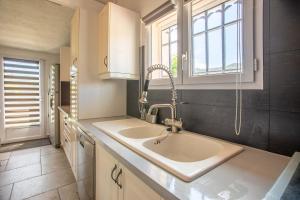 Maisons de vacances Le Mas d Emponse avec piscine : photos des chambres