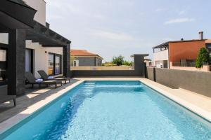 Modern villa Maeni with private pool in Pula