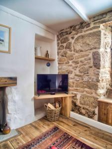 Knocker Cottage is a 3 bedroom made up of 1 double bedroom and 2 small double bedrooms in small village 10 min to beaches