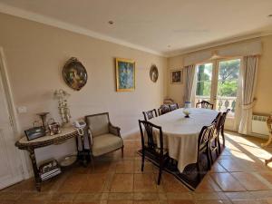 Villa 4 chambres avec piscine et terrasses - FR-1-100-239