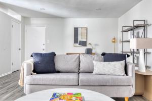 Beverly Hills 2BR nr Bristol Farms The Grove LAX-679