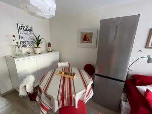 Charmant appartement à 50m de la plage avec terrasse, parking privé et balcon aménagé - FR-1-413-216