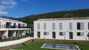 Appartements Les Papillos du Ventoux - Le Petit Sylvain - een slaapkamer met terras : photos des chambres