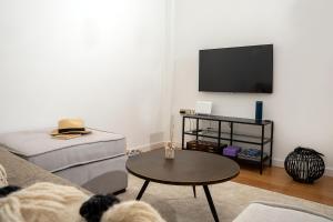Cozy Hideaway: Serenity, Charm & Athenian Delights