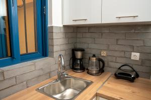 Cozy Hideaway: Serenity, Charm & Athenian Delights