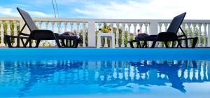 Sunny Holiday House with pool