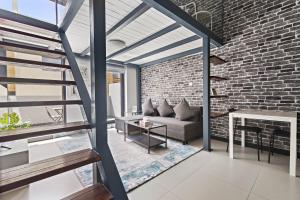 ALiving Duplex Studio I Aria Residence by Grovy, JVC