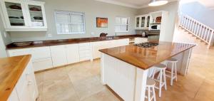 Beach Haven - Sleeps 10 - Tastefully Furnished Holiday Home!