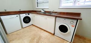 Beach Haven - Sleeps 10 - Tastefully Furnished Holiday Home!