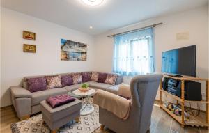 Stunning Apartment In Karin Gornji 