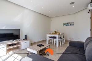 #137 Garrett Flat NewTown with Pool by Home Holidays