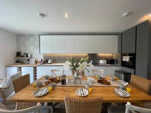 1 The Boatyard - Water fronted, town location & parking for 2 cars