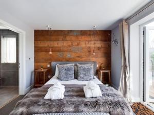 Paddlers View - Luxurious 2 bed, hot tub. Town centre, water views