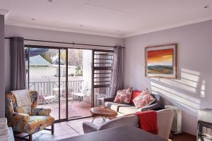 2 The Mews - easy walk to town and the CVC