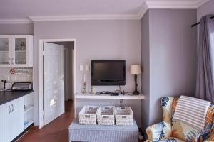 2 The Mews - easy walk to town and the CVC