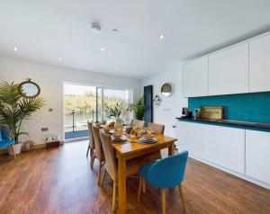 3 The Boatyard - Luxurious waterside 4 bed townhouse, lift, parking