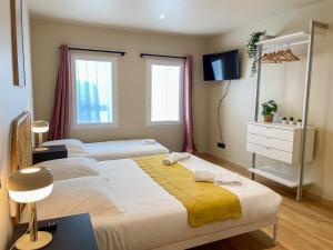 B&B / Chambres d'hotes La Collegiale : Chambre Triple