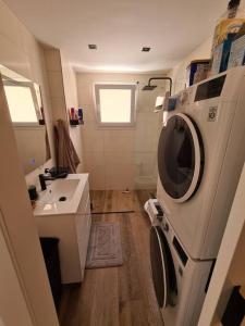 NEW Alexandra apartment, 2 min 40 sec from beach