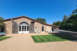 Maisons de vacances Gite Le Puy Martineau piscine privee interieure chauffee a 10 min du Puy du Fo : photos des chambres