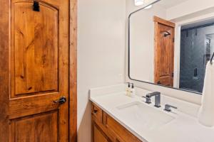 Bear Claw 406 - Ski-in Ski-out Condo!