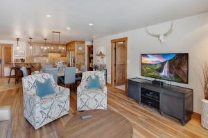 Bear Claw 406 - Ski-in Ski-out Condo!