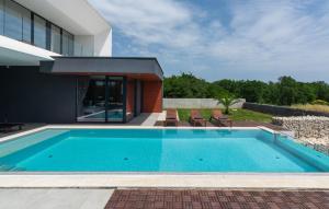 Amazing Villa In Linjan With Wifi And 4 Bedrooms