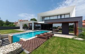 Amazing Villa In Linjan With Wifi And 4 Bedrooms