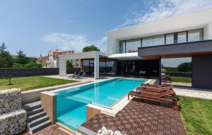 Amazing Villa In Linjan With Wifi And 4 Bedrooms