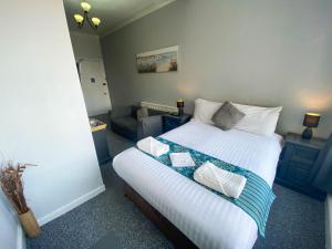 Double Room room in The Broadway Hotel