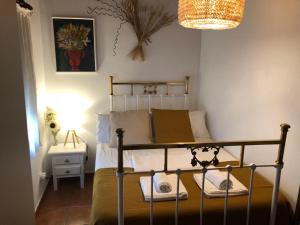 Apartamento estudio de 50m2, todo exterior y con patio, ideal para parejas, familias con niños pequeños y para hospedajes de largas estancias, con techo abuhardillado y una de las mejores vistas de Toledo