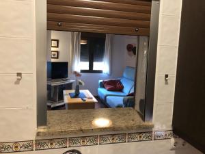 Apartamento estudio de 50m2, todo exterior y con patio, ideal para parejas, familias con niños pequeños y para hospedajes de largas estancias, con techo abuhardillado y una de las mejores vistas de Toledo