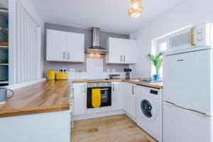 Stylish 2-bed home in Chester City-Centre by 53 Degrees Property, ideal for Couples & Small groups, Great Location - Sleeps 5