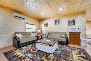 Charming Cabin Near Roaring River State Park!