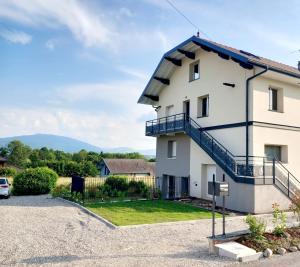 Appartements Le chamois, chez le charpentier d'antan, au calme, spacieux T3 duplex, ambiance chalet, vue degagee, parking prive : Appartement 2 Chambres