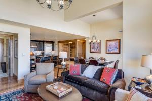 Edgemont 2707 - Luxury Condo, Slopeside Views, True Ski-in Ski-out Access & Winter Shuttle!