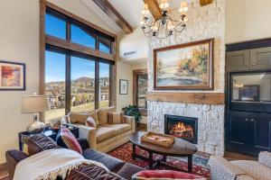Edgemont 2707 - Luxury Condo, Slopeside Views, True Ski-in Ski-out Access & Winter Shuttle!
