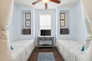 Resort-style pool 3min to beach. Family friendly. Private parking. Fenced-in backyard