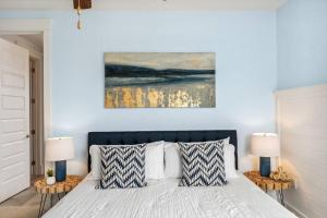 Resort-style pool 3min to beach. Family friendly. Private parking. Fenced-in backyard