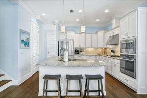 Resort-style pool 3min to beach. Family friendly. Private parking. Fenced-in backyard