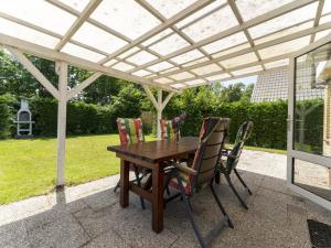 Holiday home in Baarland with garden