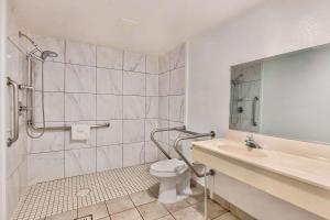 King Room - Disability Access - Non-Smoking room in Motel 6-Falls Church VA - Arlington Boulevard