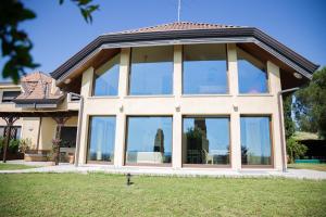 Villa Rolls - Porzione di Villa con piscina,giardino e parcheggi