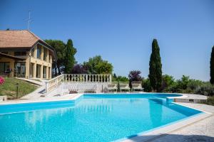 Villa Rolls - Porzione di Villa con piscina,giardino e parcheggi