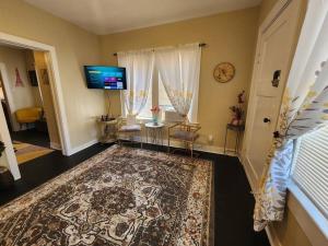 Adorable French corner by Downtown-Houston, Heights & WOMH