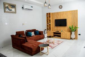 NIFEWAT APARTMENT,2 bedroom apartment NICE SUITE with pool, gym,Netflix, WiFi and sitting out area