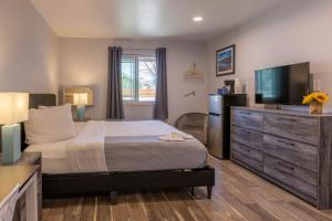 King Room with Roll-In Shower - Disability Access room in RiverWalk Inn