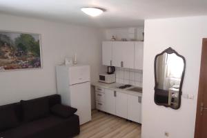 Apartments with parking spaces Omis - 21053