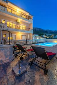 Apartments with a swimming pool Kastel Sucurac, Kastela - 21394 
