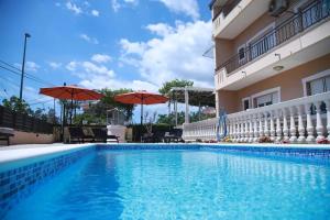 Apartments with a swimming pool Kastel Sucurac, Kastela - 21394 