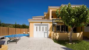 Three-Bedroom Villa with Private Pool - Split Level